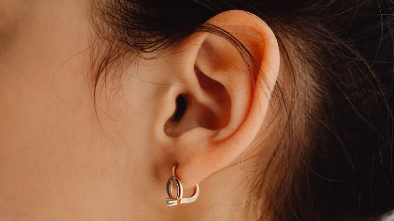 Kulak memesi piercing hizmetini temsil eden görsel