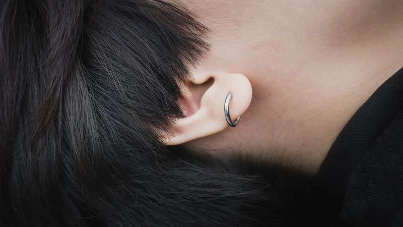 Kulak memesi piercing hizmetini temsil eden görsel