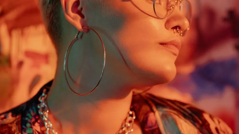 Kulak memesi piercing hizmetini temsil eden görsel