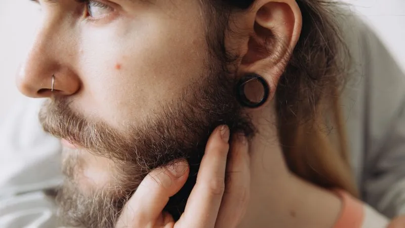 Kulak memesi piercing hizmetini temsil eden görsel