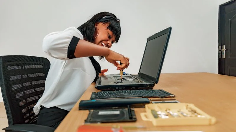 Laptop bakım ve temizlik hizmetini temsil eden görsel